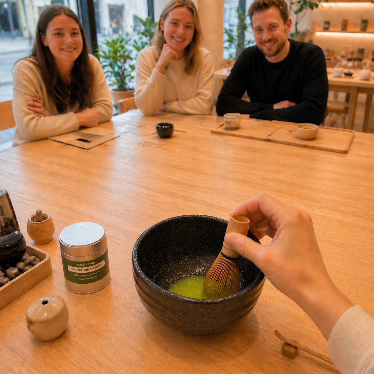 Matcha-Workshop bei Matcharista: Gäste bereiten Ceremonial Matcha mit Chasen in der Chawan zu